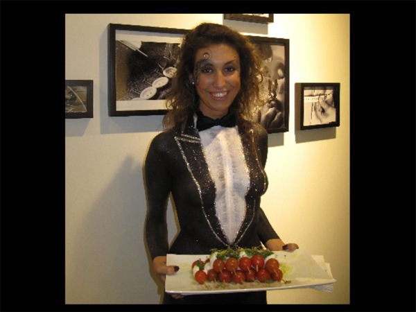 Bodypainting-Service-Tomaten-Spieße-verteilen Bodypainting-Service-Tomaten-Spieße-verteilen