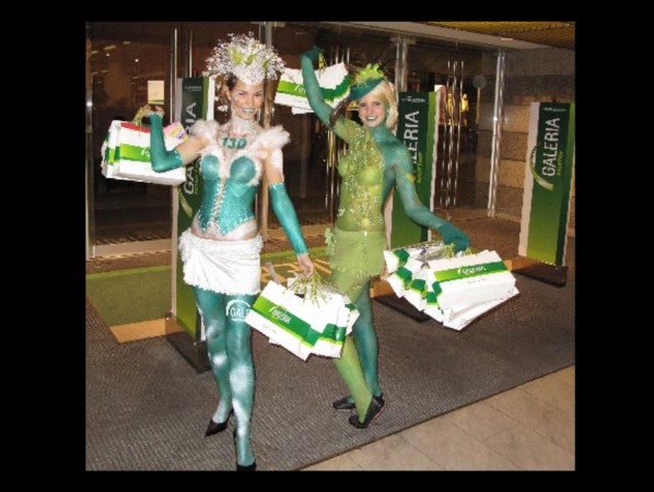 Werbegeschenke-für-Kunden-im-Kaufhof-verteilen Werbegeschenke-für-Kunden-im-Kaufhof-verteilen