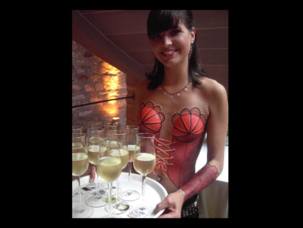 Bodypainting-Service-Champagner-Verteilen Bodypainting-Service-Champagner-Verteilen