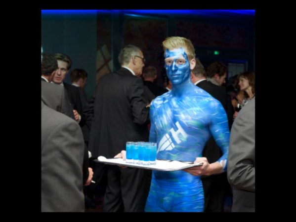 Bodypainting-Service-Event-Coktails-verteilen