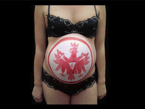 Bellypainting-Schwangerschaft-Bauchbemalung-Liebesherz-mit-Teufelchen Bellypainting-Schwangerschaft-Bauchbemalung-Liebesherz-mit-Teufelchen