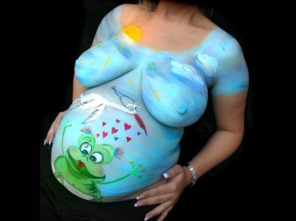 Bellypainting-Schwangerschaft-Bauchbemalung-Klapperstorch-mit-Frosch Bellypainting-Schwangerschaft-Bauchbemalung-Klapperstorch-mit-Frosch