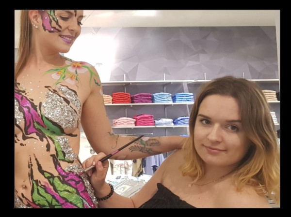 Bodypainting-Vanessa-und-Selina-für-Breuninger