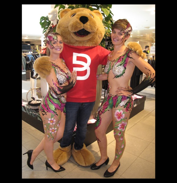 Bodypainting-Models-Modehaus-Breuninger-Frankfurt-Maskottchen-Bär Bodypainting-Models-Modehaus-Breuninger-Frankfurt-Maskottchen-Bär